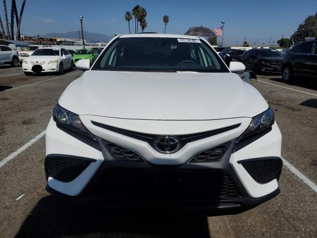 4T1G11AK8RU909378 - 2024 TOYOTA CAMRY SE NIGHT SHADE WHITE photo 5