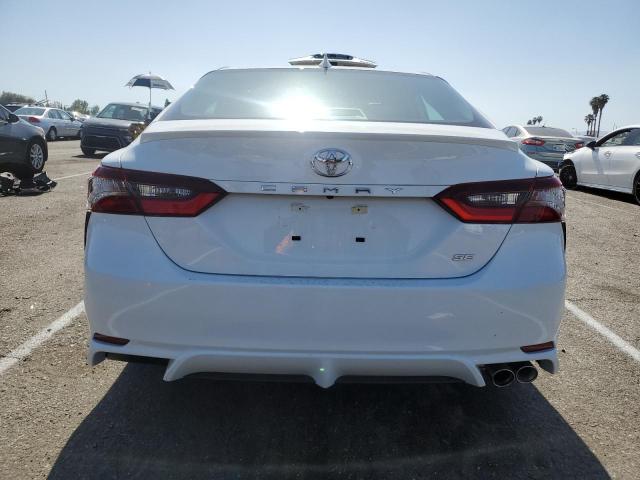 4T1G11AK8RU909378 - 2024 TOYOTA CAMRY SE NIGHT SHADE WHITE photo 6