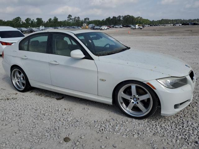 WBAPH5G54BNM74347 - 2011 BMW 3 SERIES I SULEV WHITE photo 4