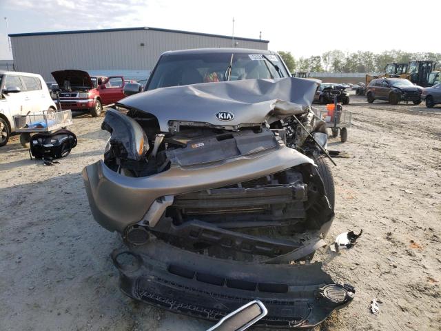 KNDJN2A28G7299613 - 2016 KIA SOUL BROWN photo 5