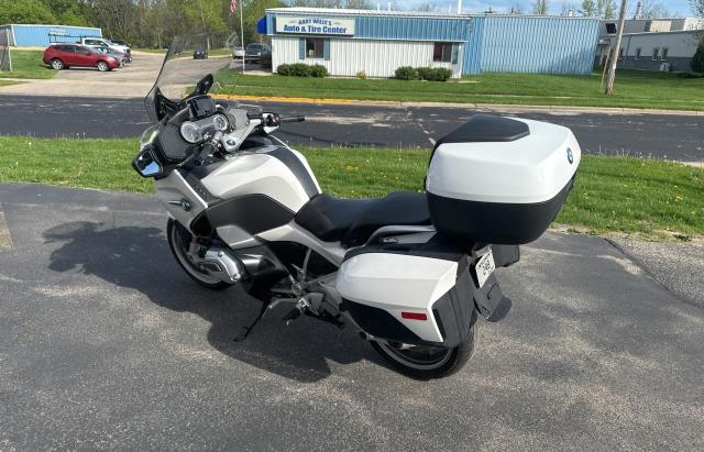 WB10A1304HZ431394 - 2017 BMW R1200 RT WHITE photo 3