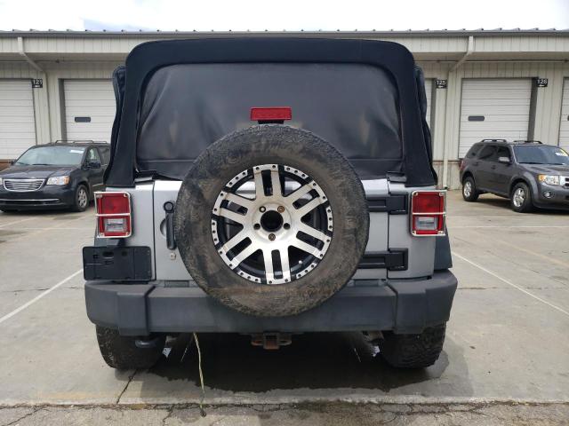 1C4BJWDG2DL685896 - 2013 JEEP WRANGLER U SPORT Srebrny zdjęcie 6