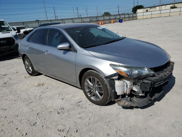 4T1BF1FK9FU115344 - 2015 TOYOTA CAMRY SE LE Gümüş fotoğraf 4