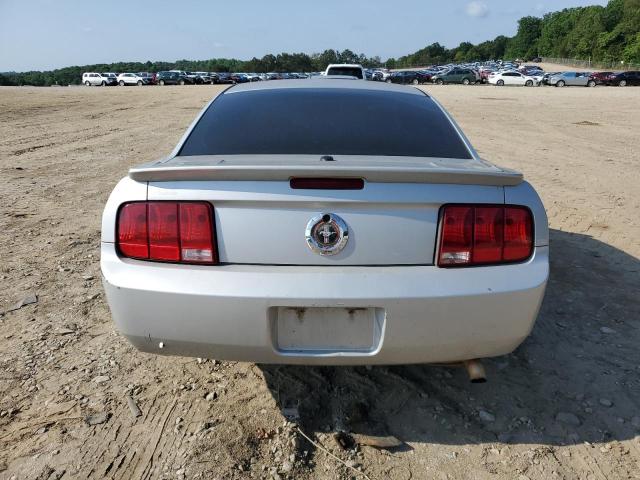 1ZVFT80NX75270763 - 2007 FORD MUSTANG SILVER photo 6