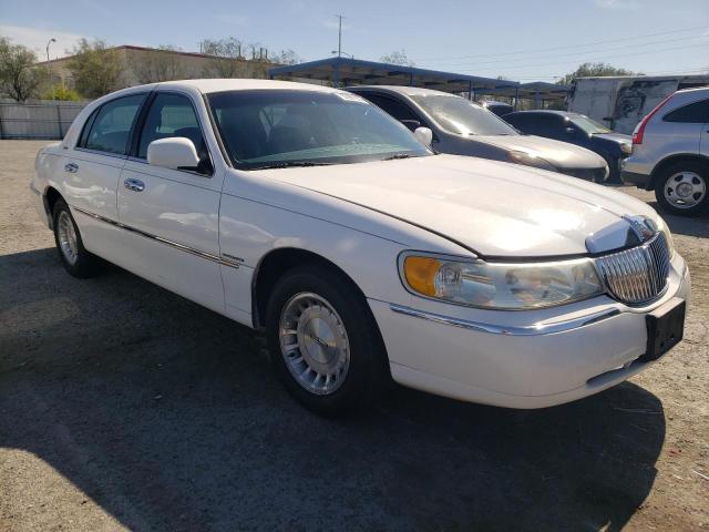 1LNHM81W4XY635870 - 1999 LINCOLN TOWN CAR EXECUTIVE WHITE photo 4