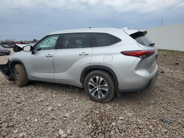5TDGZRBH2NS199388 - 2022 TOYOTA HIGHLANDER XLE SILVER photo 2
