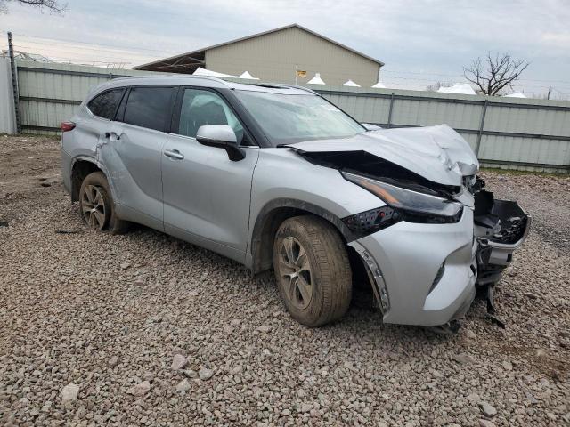5TDGZRBH2NS199388 - 2022 TOYOTA HIGHLANDER XLE SILVER photo 4