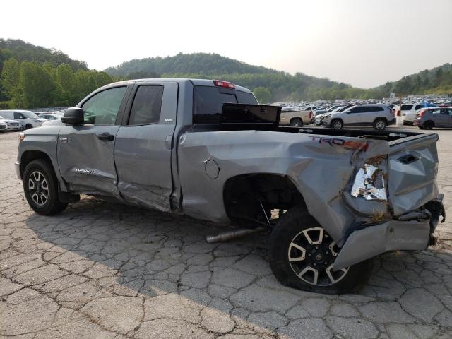 5TFUY5F11JX767629 - 2018 TOYOTA TUNDRA DOUBLE CAB SR/SR5 GRAY photo 2