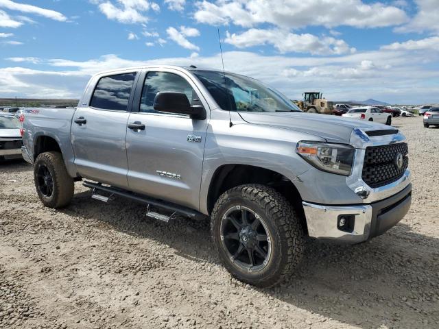 5TFDY5F10JX706837 - 2018 TOYOTA TUNDRA CREWMAX SR5 SILVER photo 4