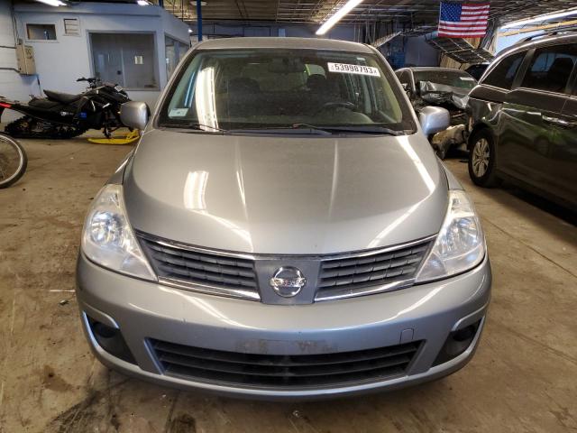 3N1BC13E29L408306 - 2009 NISSAN VERSA S GRAY photo 5