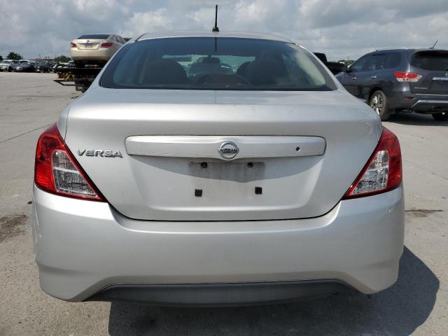 3N1CN7AP2HL873320 - 2017 NISSAN VERSA S SILVER photo 6