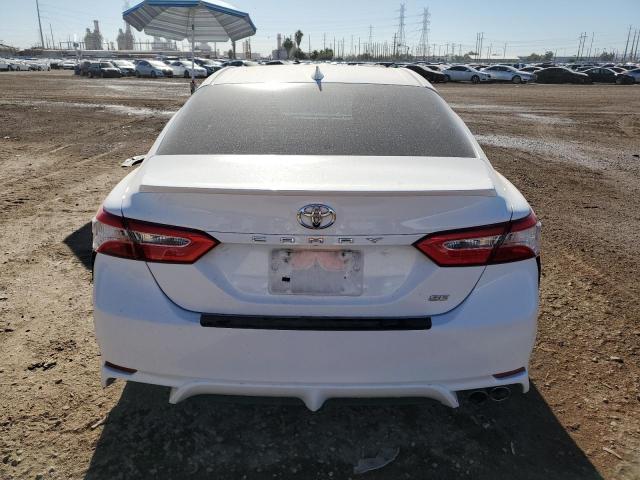 4T1M11AK3LU866501 - 2020 TOYOTA CAMRY SE WHITE photo 6