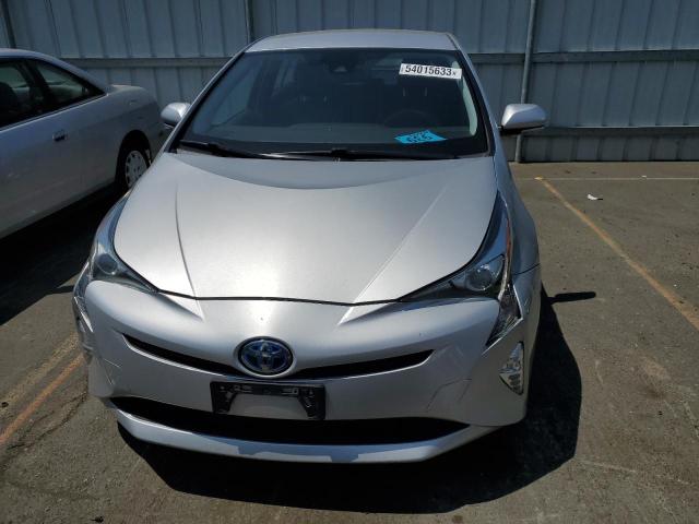 JTDKARFUXG3028420 - 2016 TOYOTA PRIUS SILVER photo 5