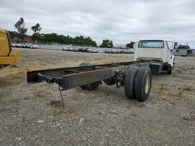 1FDNF80C4WVA08607 - 1998 FORD F800 WHITE photo 3