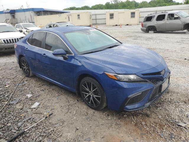 4T1G11AK1RU194900 - 2024 TOYOTA CAMRY SE NIGHT SHADE BLUE photo 4