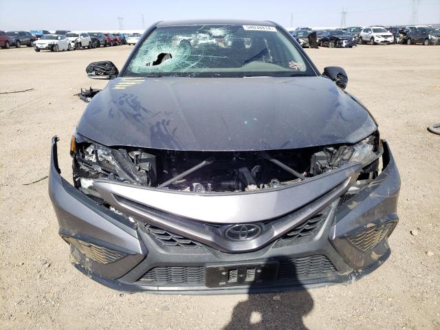 4T1G11AK5PU734679 - 2023 TOYOTA CAMRY SE NIGHT SHADE GRAY photo 5