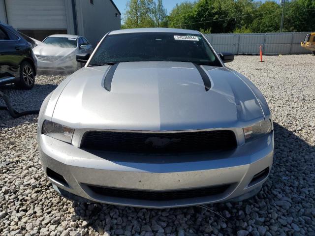 1ZVBP8AM0B5124597 - 2011 FORD MUSTANG SILVER photo 5