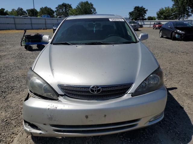 4T1BA32K44U501117 - 2004 TOYOTA CAMRY SE SILVER photo 5