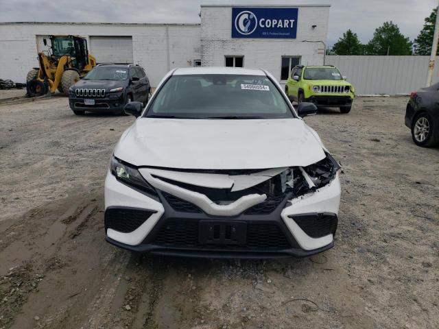 4T1G31AK0PU051301 - 2023 TOYOTA CAMRY SE NIGHT SHADE WHITE photo 5