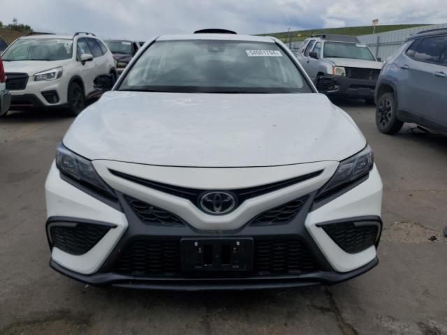 4T1G11AK0PU815976 - 2023 TOYOTA CAMRY SE NIGHT SHADE WHITE photo 5