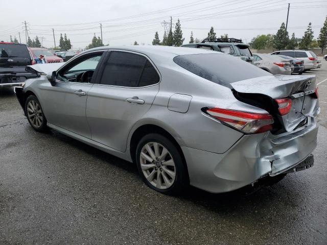 4T1B11HK0JU583743 - 2018 TOYOTA CAMRY 4C L SILVER photo 2