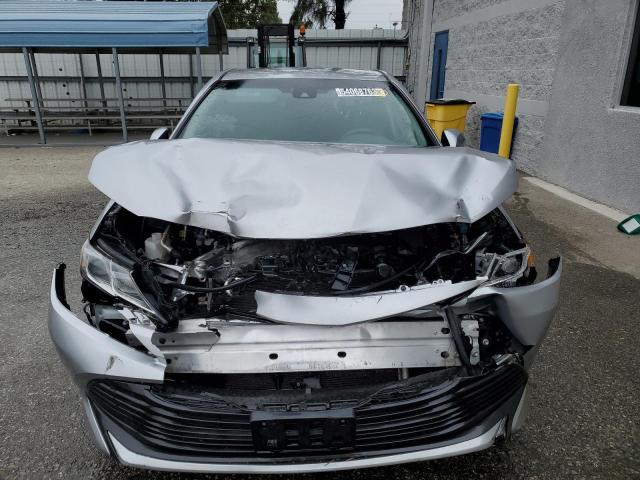 4T1B11HK0JU583743 - 2018 TOYOTA CAMRY 4C L SILVER photo 5