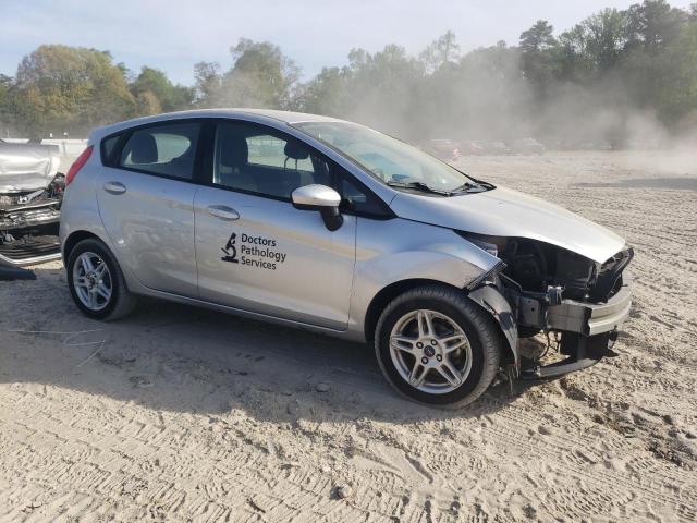 3FADP4EJ0KM116570 - 2019 FORD FIESTA SE Argent photo 4