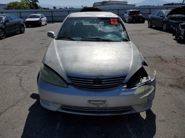 4T1BE32K65U942138 - 2005 TOYOTA CAMRY LE SILVER photo 5