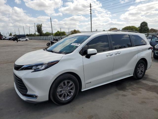 2021 TOYOTA SIENNA XLE, null