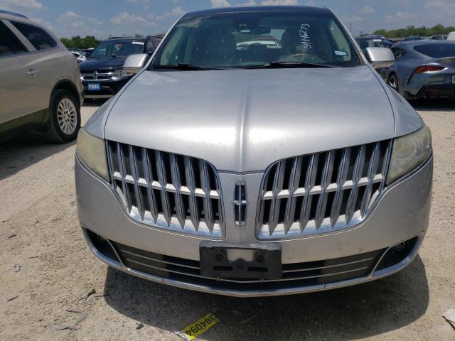 2LMHJ5FR2CBL54401 - 2012 LINCOLN MKT SILVER photo 5