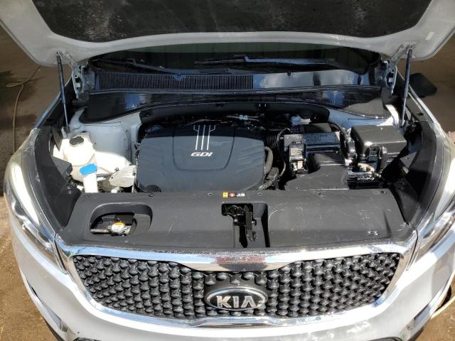 5XYPGDA57JG351818 - 2018 KIA SORENTO LX SILVER photo 12