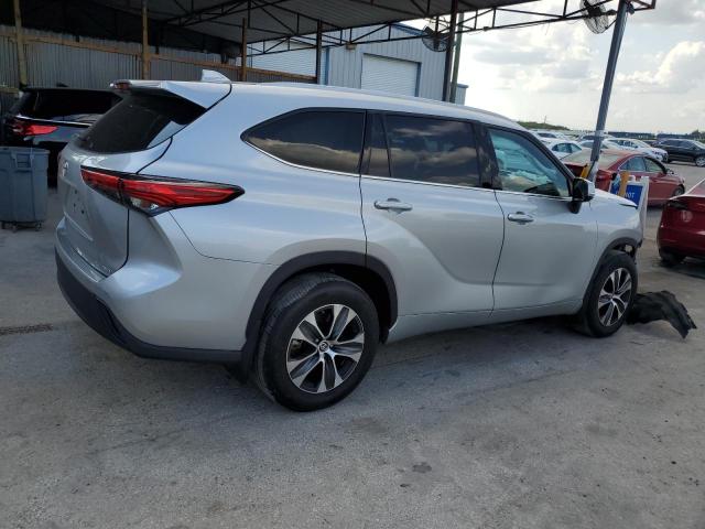 5TDGZRBH7NS583697 - 2022 TOYOTA HIGHLANDER XLE SILVER photo 3