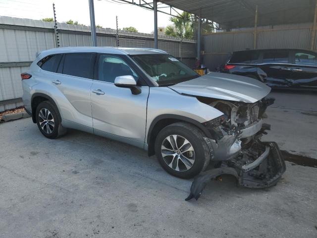 5TDGZRBH7NS583697 - 2022 TOYOTA HIGHLANDER XLE SILVER photo 4
