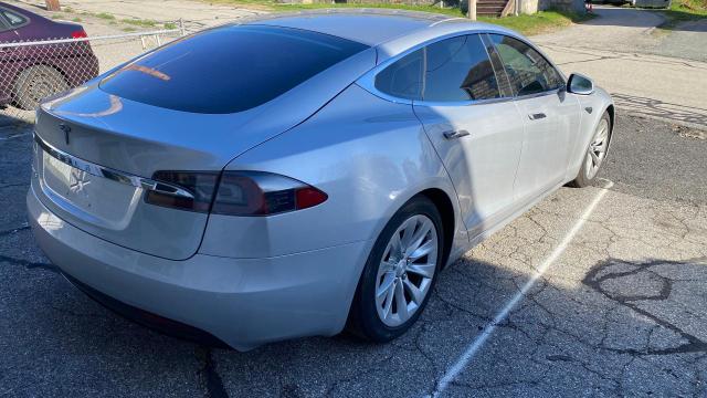 5YJSA1E2XHF182003 - 2017 TESLA MODEL S Gümüş foto 4