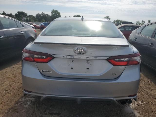 4T1G11AK7MU451678 - 2021 TOYOTA CAMRY SE SILVER photo 6