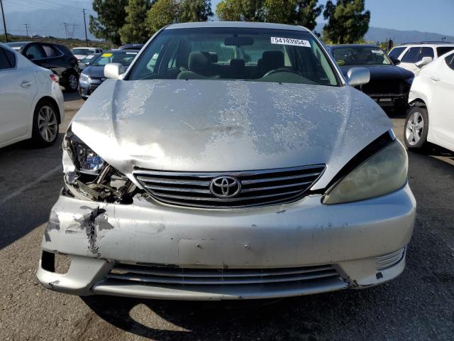 4T1BE32K95U972136 - 2005 TOYOTA CAMRY LE SILVER photo 5