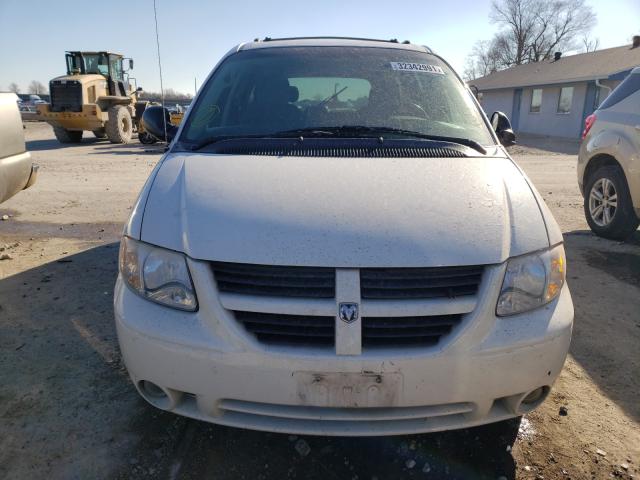 2D4GP44L35R458606 - 2005 DODGE CARAVAN SXT WHITE photo 9