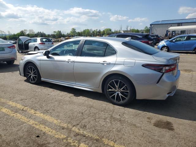 4T1G11AK8MU601054 - 2021 TOYOTA CAMRY SE SILVER photo 2