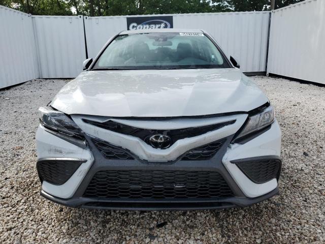 4T1G11AK3RU225743 - 2024 TOYOTA CAMRY SE NIGHT SHADE WHITE photo 5