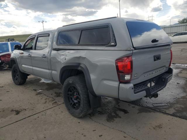 3TMDZ5BN3JM051584 - 2018 TOYOTA TACOMA DOUBLE CAB ვერცხლისფერი ფოტო 2