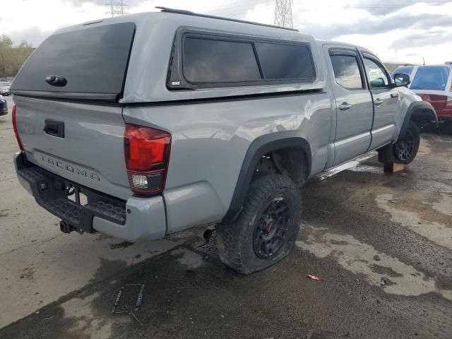 3TMDZ5BN3JM051584 - 2018 TOYOTA TACOMA DOUBLE CAB ვერცხლისფერი ფოტო 3