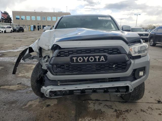 3TMDZ5BN3JM051584 - 2018 TOYOTA TACOMA DOUBLE CAB ვერცხლისფერი ფოტო 5