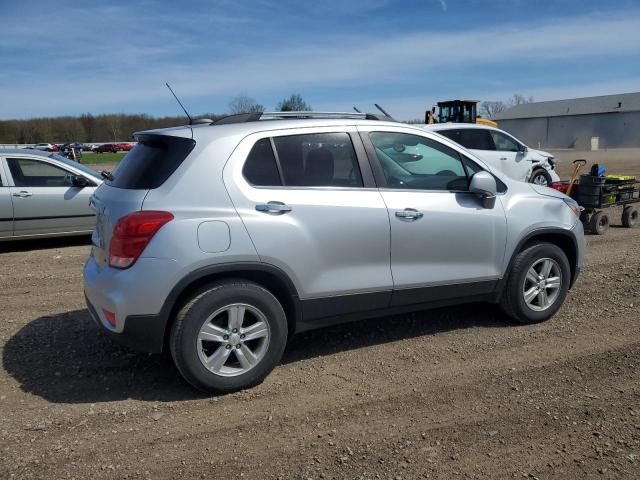 KL7CJPSB2JB682626 - 2018 CHEVROLET TRAX 1LT SILVER photo 3