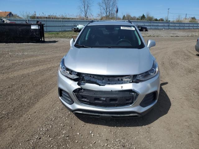 KL7CJPSB2JB682626 - 2018 CHEVROLET TRAX 1LT SILVER photo 5