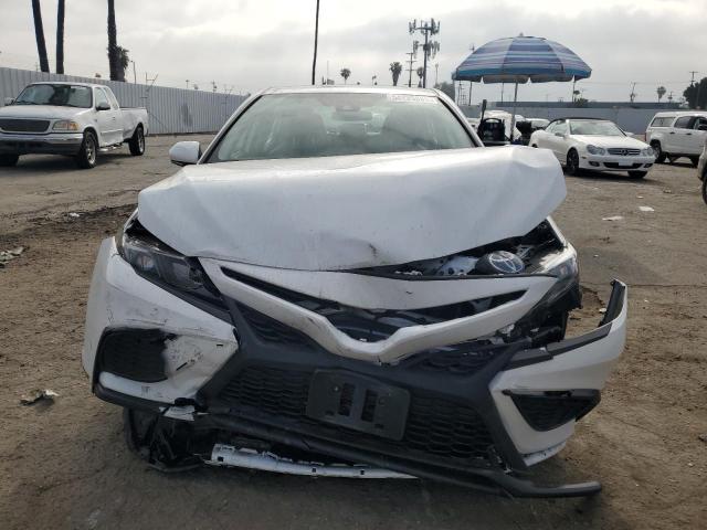 4T1G31AK7PU614635 - 2023 TOYOTA CAMRY SE NIGHT SHADE WHITE photo 5