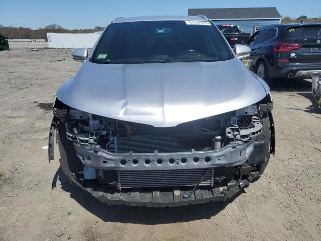 5LMCJ2D96HUL51572 - 2017 LINCOLN MKC SELECT Srebrny zdjęcie 5