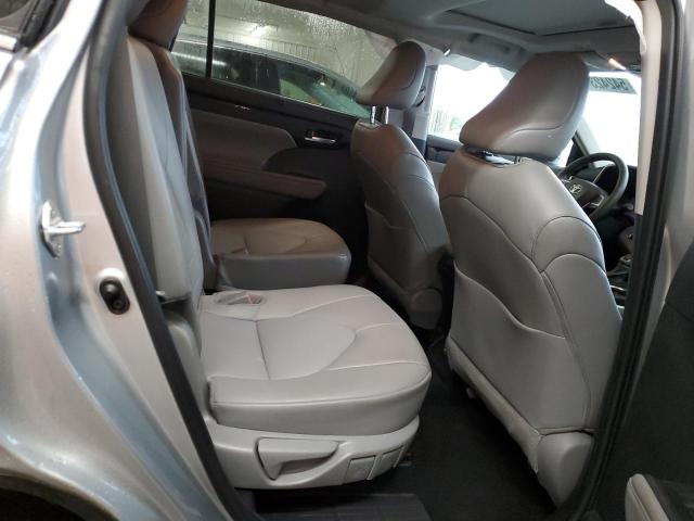 5TDGZRBH3NS590470 - 2022 TOYOTA HIGHLANDER XLE SILVER photo 11