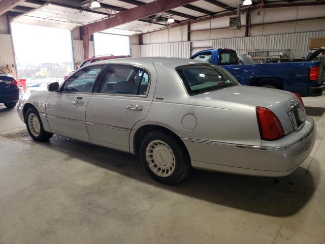 1LNHM81W32Y628546 - 2002 LINCOLN TOWN CAR EXECUTIVE Silber Foto 2