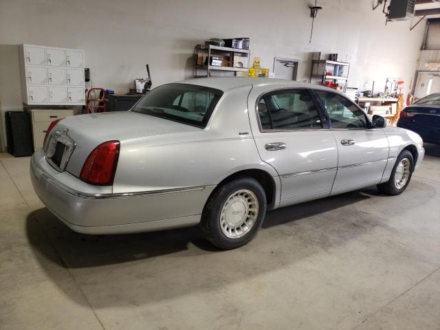 1LNHM81W32Y628546 - 2002 LINCOLN TOWN CAR EXECUTIVE Silber Foto 3