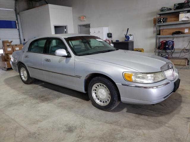 1LNHM81W32Y628546 - 2002 LINCOLN TOWN CAR EXECUTIVE Silber Foto 4